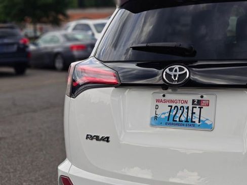 Used 2018 Toyota RAV4 SE w/ Power Extra Value Package AWD/4WD image 9