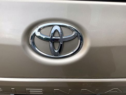 Used 2012 Toyota Sienna LE w/ Towing Pkg FWD image 31
