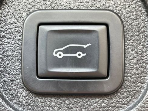 Used 2017 Chevrolet Equinox LT w/ Convenience Package image 11