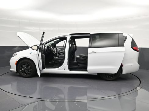 Used 2024 Chrysler Pacifica Limited FWD image 42