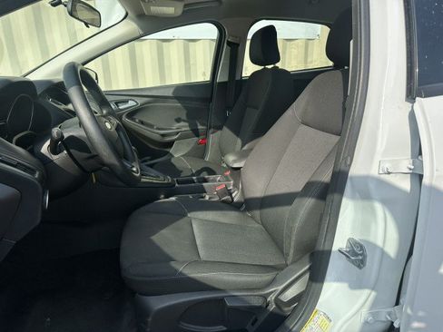 Used 2018 Ford Focus SE w/ SE Appearance Package FWD image 5