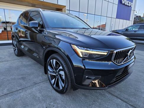 Used 2025 Volvo XC40 B5 Plus w/ Protection Package Premier AWD/4WD image 3