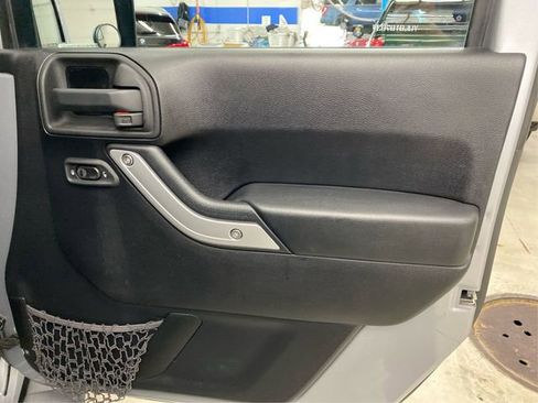 Used 2014 Jeep Wrangler Unlimited Sahara w/ Dual Top Group AWD/4WD image 27