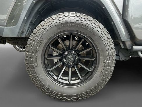 Used 2021 Jeep Gladiator Overland w/ Cold Weather Group AWD/4WD image 10