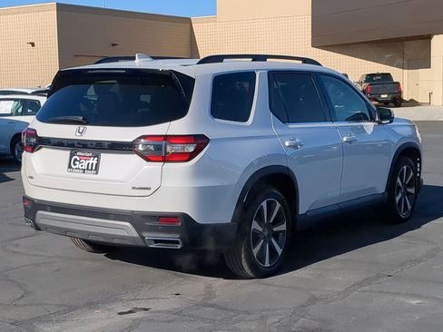 Used 2023 Honda Pilot Touring image 3