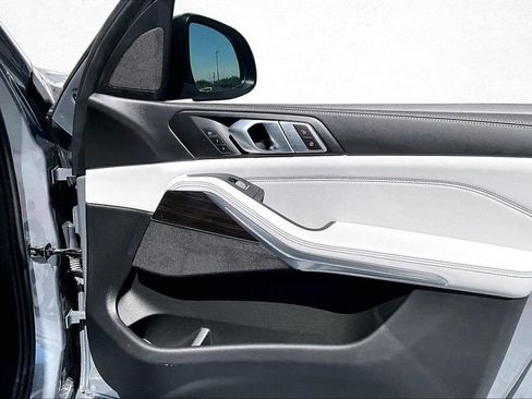 Used 2024 BMW X7 xDrive40i w/ Parking Assistance Package image 28