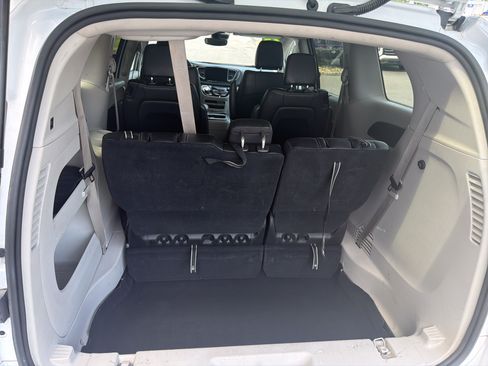 Used 2023 Chrysler Pacifica Touring-L FWD image 5