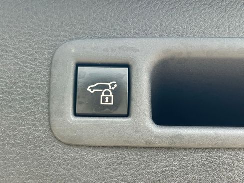 Used 2025 Toyota Sienna XLE FWD image 17