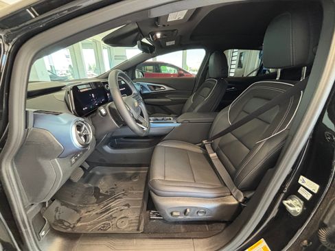 Used 2025 Chevrolet Equinox EV LT w/ Convenience Package II FWD image 2