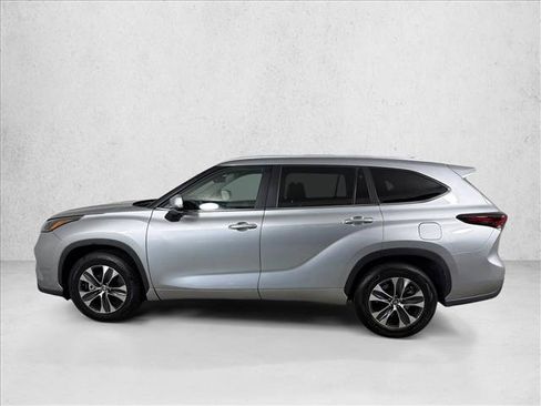 Used 2025 Toyota Highlander XLE FWD image 7