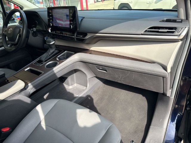 Used 2024 Toyota Sienna XLE FWD image 17