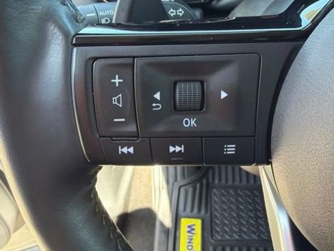 Used 2025 Nissan Pathfinder SL FWD image 13