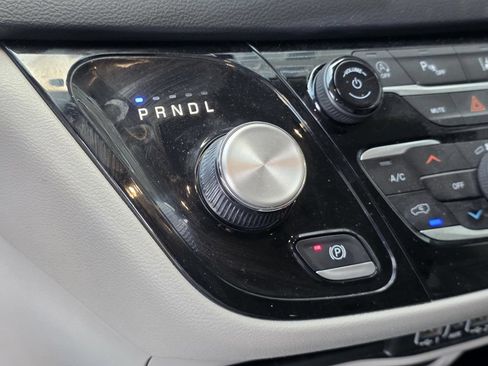 Used 2023 Chrysler Pacifica Touring-L FWD image 22