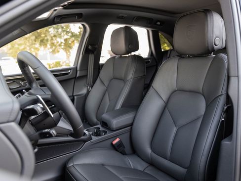 Certified 2026 Porsche Macan image 5