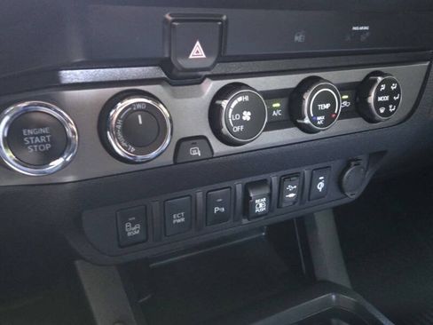 Used 2019 Toyota Tacoma TRD Off-Road w/ Technology Package AWD/4WD image 23
