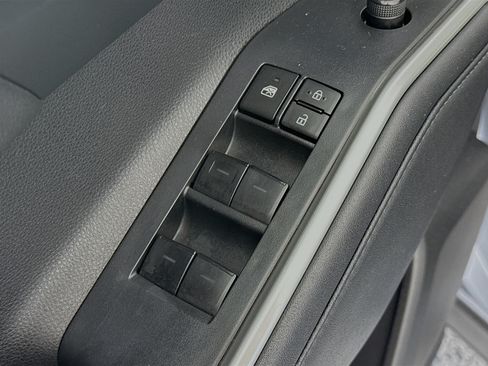 Used 2024 Toyota Highlander XLE AWD/4WD image 17