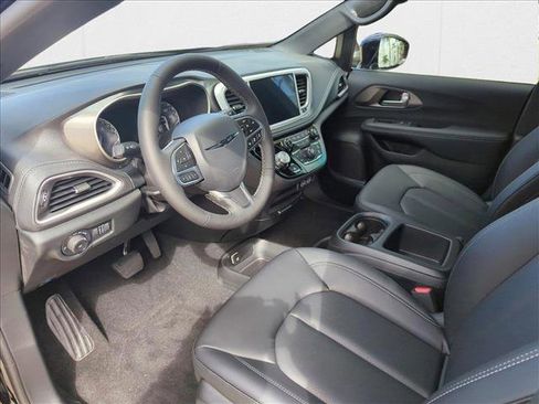 New 2025 Chrysler Pacifica Select AWD/4WD image 3