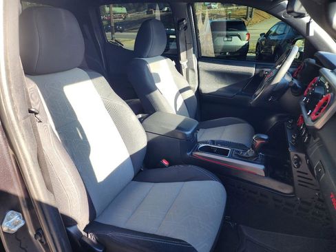 Used 2022 Toyota Tacoma TRD Off-Road image 12