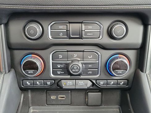 Used 2021 Chevrolet Suburban Premier w/ Premium Package image 33