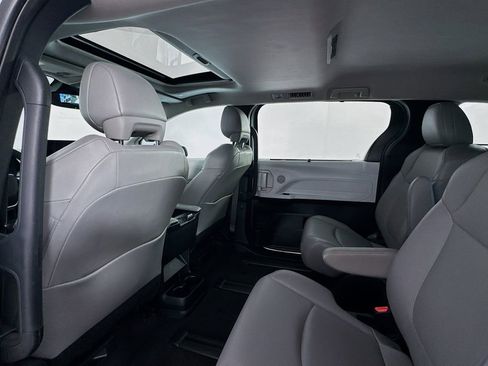 Used 2025 Toyota Sienna XLE image 19