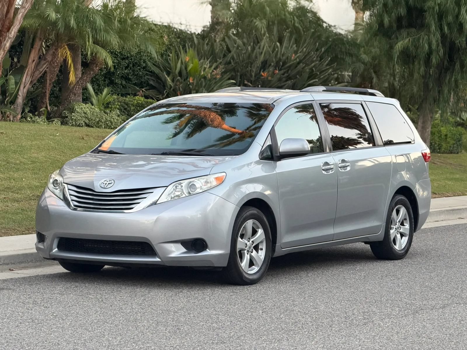 Used 2017 Toyota Sienna LE FWD image 1