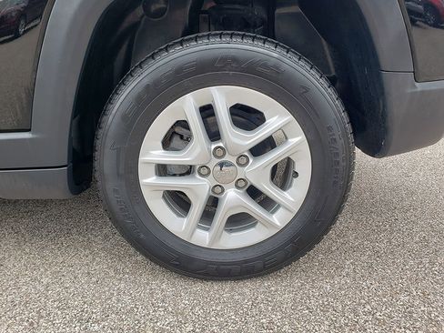 Used 2018 Jeep Compass Sport w/ Tech Group FWD image 14