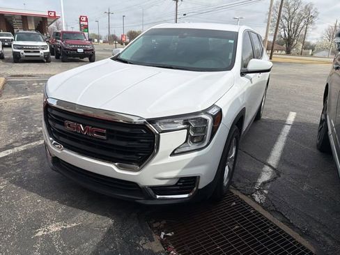 Used 2024 GMC Terrain SLE image 2