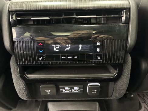 Used 2024 Jeep Wagoneer L Series III w/ Premium Group I AWD/4WD image 14