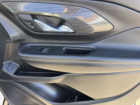 Used 2024 GMC Terrain SLT image 9