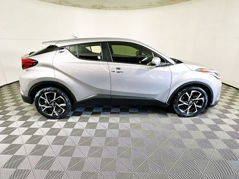 Used 2020 Toyota C-HR XLE FWD image 2