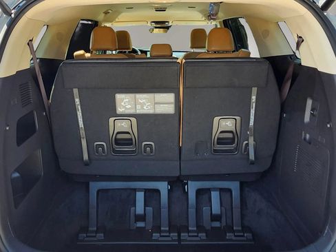 Used 2024 Kia Carnival EX FWD image 23