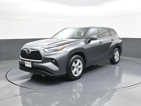 Used 2024 Toyota Highlander LE FWD image 1