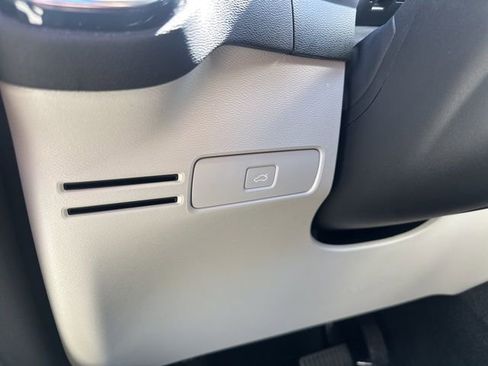 Certified 2023 Volvo XC40 B5 Plus w/ Driver Assist Package AWD/4WD image 31