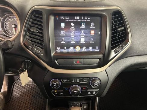 Used 2017 Jeep Cherokee Latitude w/ Cold Weather Group AWD/4WD image 21