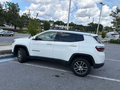 Used 2018 Jeep Compass Latitude w/ Popular Equipment Group AWD/4WD image 2