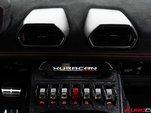 Used 2018 Lamborghini Huracan image 32
