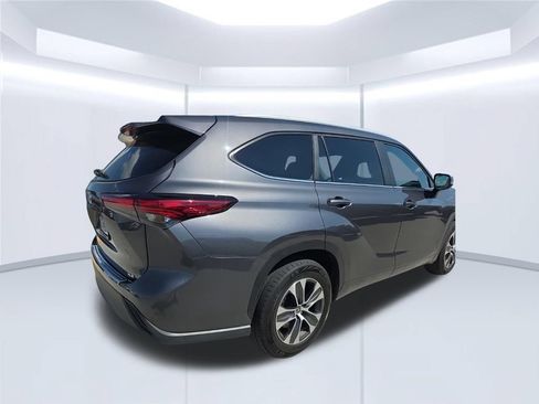 Used 2023 Toyota Highlander XLE FWD image 4