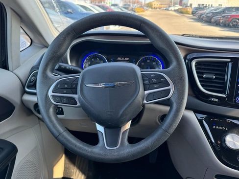 Used 2017 Chrysler Pacifica Touring image 12