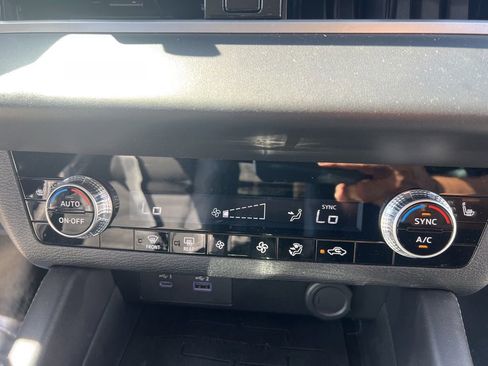 Used 2023 Mitsubishi Outlander SE image 40