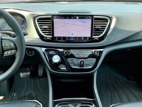 Used 2023 Chrysler Pacifica Limited w/ S Appearance Package FWD image 12