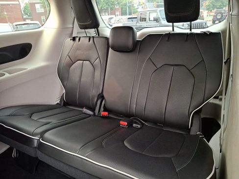 Used 2023 Chrysler Pacifica Limited FWD image 11