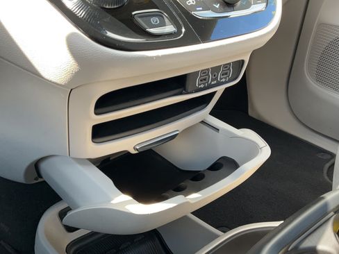 Used 2024 Chrysler Pacifica Touring-L FWD image 35