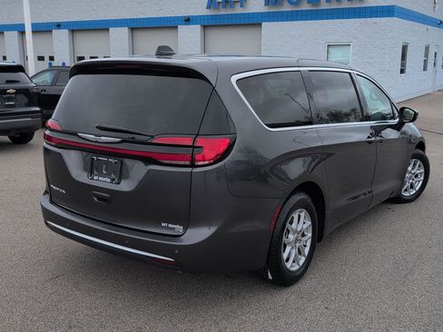 Used 2023 Chrysler Pacifica Touring-L FWD image 8