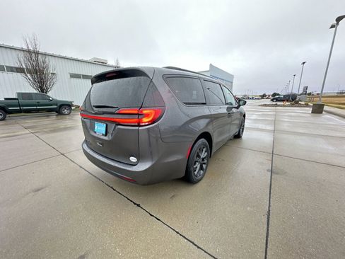 Used 2021 Chrysler Pacifica Touring-L w/ Uconnect Theater Family Group image 8