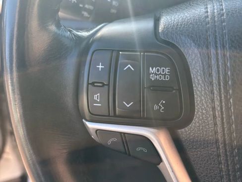 Used 2017 Toyota Highlander SE image 13
