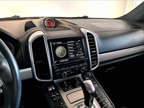 Used 2016 Porsche Cayenne Turbo image 19