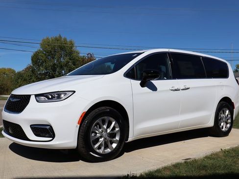 New 2026 Chrysler Pacifica Select image 7