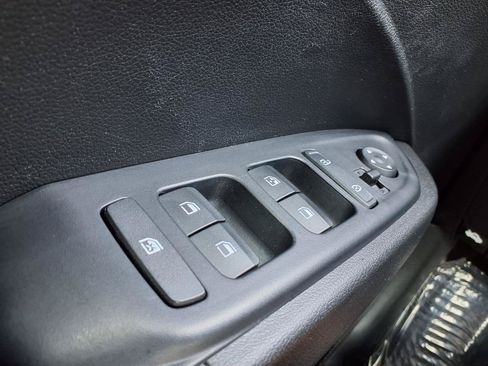 Used 2025 Hyundai Venue SEL FWD image 17