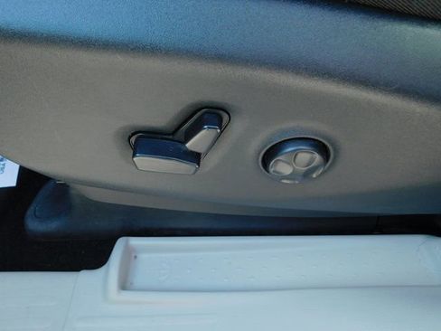 Used 2024 Chrysler Pacifica Select image 7