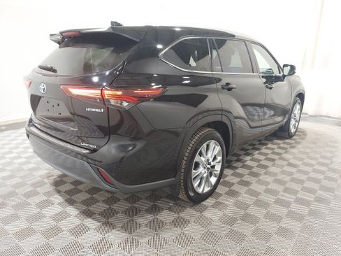 Used 2024 Toyota Highlander Limited AWD/4WD image 3